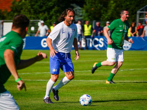 Světové hvězdy bavily v Chabrech. Chyběly jen gripeny, smál se hostitel Šmicer