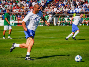 Světové hvězdy bavily v Chabrech. Chyběly jen gripeny, smál se hostitel Šmicer