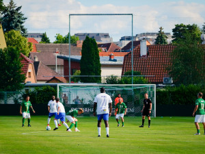 Světové hvězdy bavily v Chabrech. Chyběly jen gripeny, smál se hostitel Šmicer