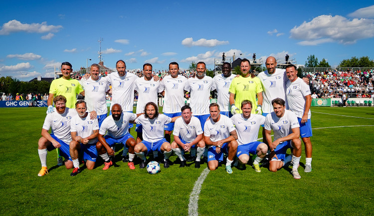 Světové hvězdy bavily v Chabrech. Chyběly jen gripeny, smál se hostitel Šmicer