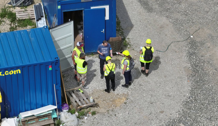 VIDEO: Cizinecká policie zasahovala. Prověřila 400 lidí, některé čeká vyhoštění
