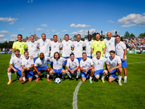 FOTO: Nedvěd, Fowler, Poborský. Dolní Chabry oslavily sto let fotbalu ve velkém stylu