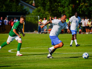 FOTO: Nedvěd, Fowler, Poborský. Dolní Chabry oslavily sto let fotbalu ve velkém stylu
