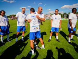 FOTO: Nedvěd, Fowler, Poborský. Dolní Chabry oslavily sto let fotbalu ve velkém stylu