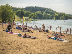 PŘEHLED: Přírodní koupání si můžete užít i v Praze. Kam vyrazit za osvěžením?