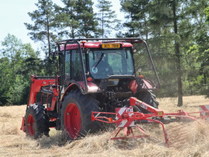 Záchranná stanice dostává seno z pražských luk. Kvůli srnčatům je kontrolují dronem