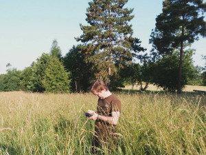 Záchranná stanice dostává seno z pražských luk. Kvůli srnčatům je kontrolují dronem