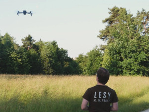 Záchranná stanice dostává seno z pražských luk. Kvůli srnčatům je kontrolují dronem