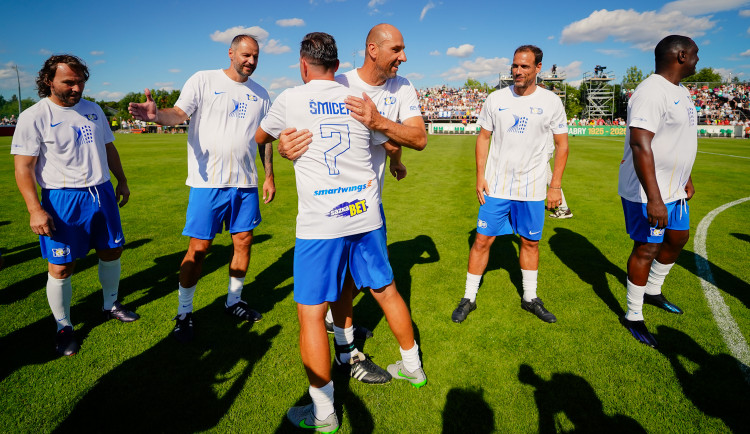 FOTO: Nedvěd, Fowler, Poborský. Dolní Chabry oslavily sto let fotbalu ve velkém stylu