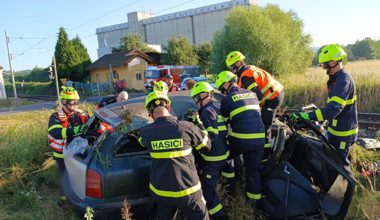 Rychlík smetl na železničním přejezdu osobní automobil. Řidič přehlédl blikající výstražné znamení