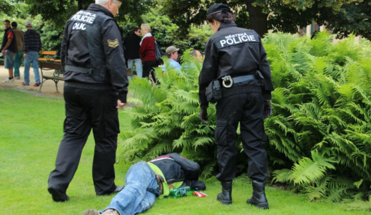 Co si myslí politici o dalším rozšíření bezalkoholových zón v Plzni?