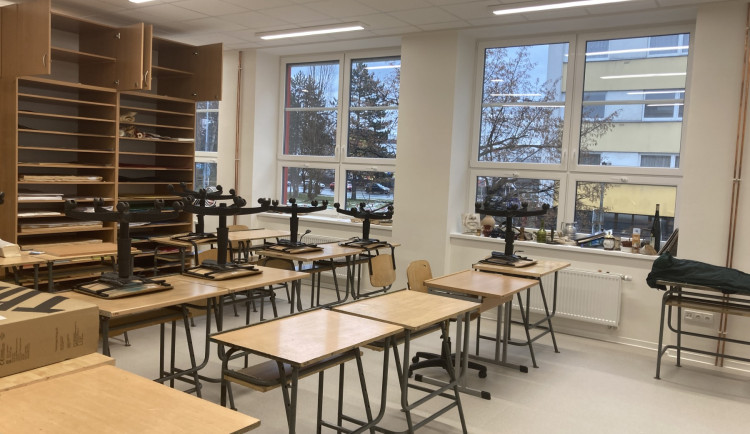 Neučí se, tak si hradecké školy vzali do září do parády dělníci