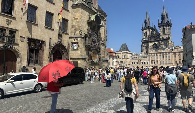 Deštníkáři opět změnili taktiku, Praha proto upraví tržní řád