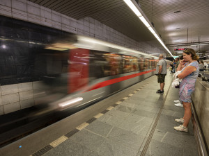 Mezi Černým Mostem a Florencí nejezdilo metro, v Hloubětíně vlak srazil člověka