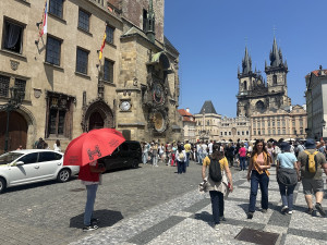 Deštníkáři opět změnili taktiku, Praha proto upraví tržní řád