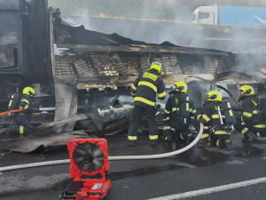Požár kamionu zastavil provoz na Jižní spojce