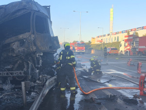 Požár kamionu zastavil provoz na Jižní spojce