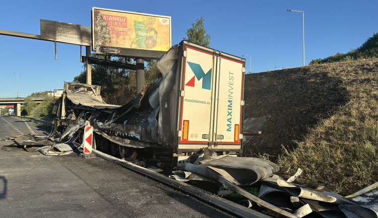 Požár kamionu zastavil provoz na Jižní spojce u Štěrbohol