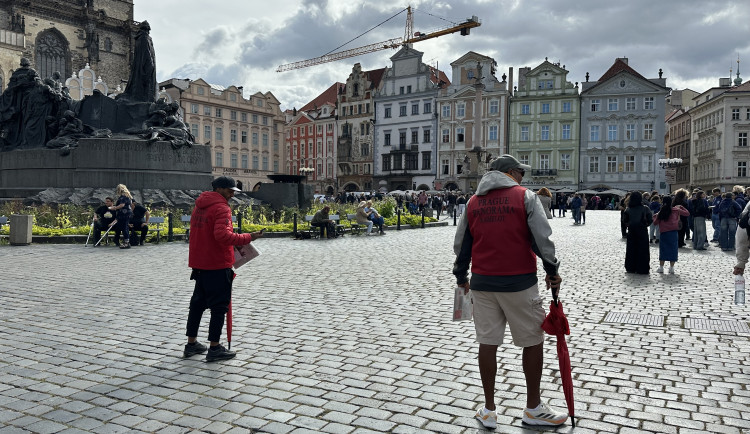 Deštníkáři opět změnili taktiku, Praha proto upraví tržní řád