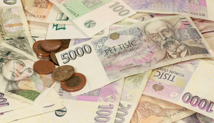 Zadlužení českých domácností v květnu stouplo na 2,443 bilionu korun