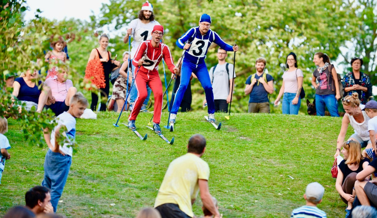 Příběhy v trávě, tanec mezi stromy: Léto 2025 v jižních Čechách patří umění