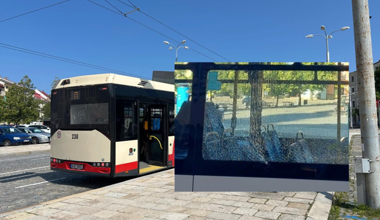 Rozbité sklo u trolejbusu v Jihlavě. Žádná střelná zbraň, zřejmě kamínek, říká policie