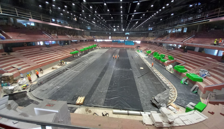 FOTO: V Horácké aréně už dělníci pracují na ledové ploše, montují se také sedačky