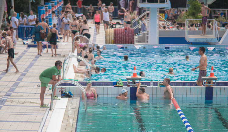 Pražané ve vedru plní koupaliště, některá už návštěvníky odmítají