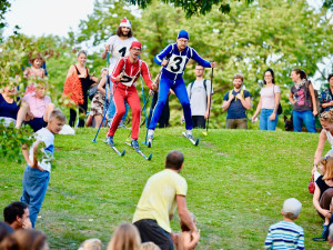 Bratři v tričku si připravili lyžařskou show na trávě Běžkařská odysea, která je vhodná pro děti od 6 let. (foto František Kortmann)