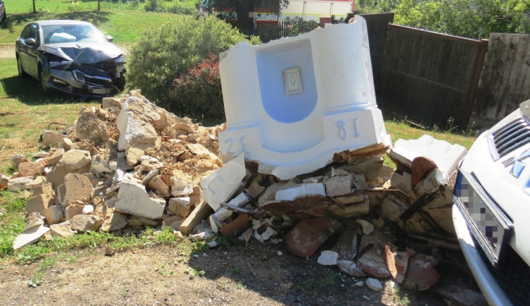 Řidička ve Škodovce vyjela mimo silnici a porazila boží muka, škoda je přes 200 tisíc