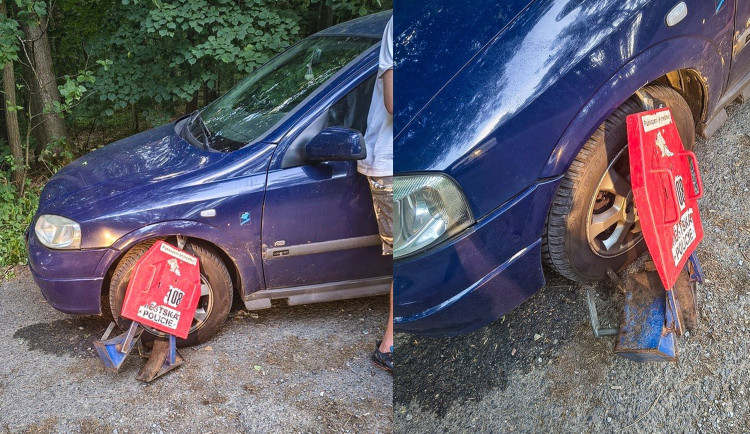 Cizinec v autě v zákazu vjezdu zatloukl úplně všechno. Nasazenou botičku pak chtěl násilím sundat