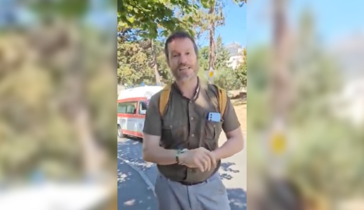 VIDEO: Prasata cikánský, urážel muž pracovnice vinohradské nemocnice. Nebylo to poprvé