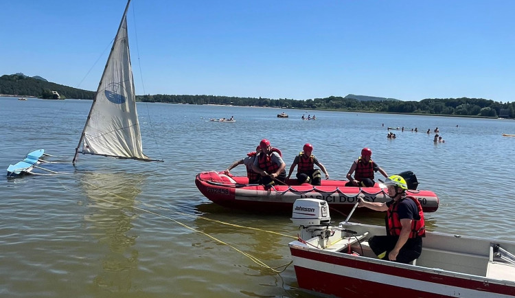 Na Máchově jezeře se částečně potopil katamarán, tři zranění se dostali na břeh