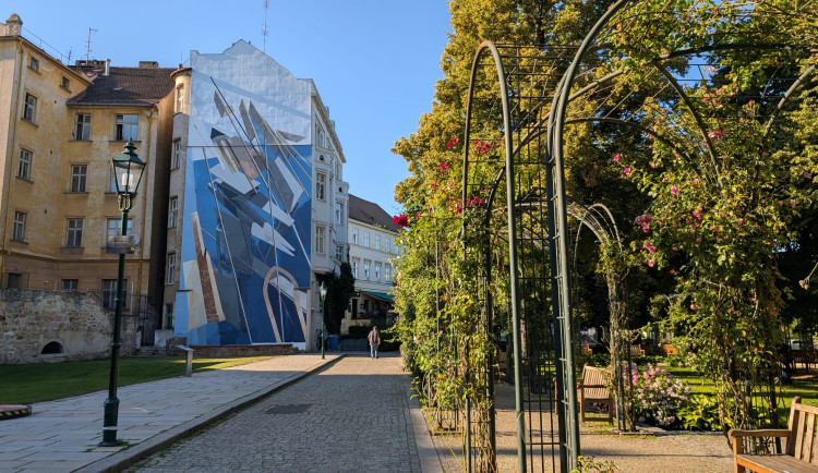 ANKETA: Lidé kritizují novou velkoplošnou moderní malbu na průčelí domu v historickém centru