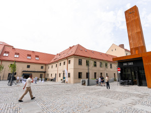 Nuselský pivovar přestavěli za dohledu památkářů. Lidé nakupují u původních sloupů