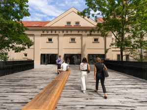 Nuselský pivovar přestavěli za dohledu památkářů. Lidé nakupují u původních sloupů