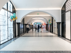 Nuselský pivovar přestavěli za dohledu památkářů. Lidé nakupují u původních sloupů