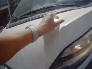 VIDEO: Řidič najel na Žižkově do strážníka a vláčel ho autem. Jinému pak vyhrožoval