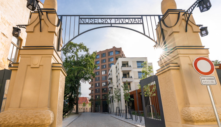 Nuselský pivovar přestavěli za dohledu památkářů. Lidé nakupují u původních sloupů