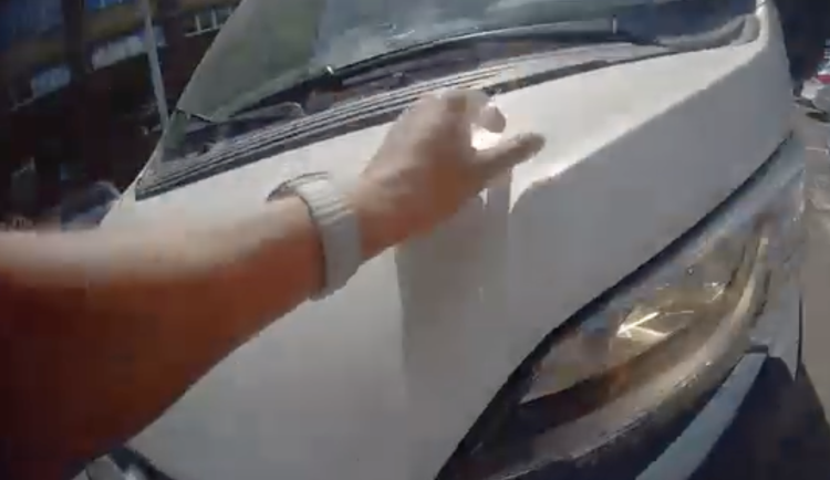 VIDEO: Řidič najel na Žižkově do strážníka a vláčel ho autem. Jinému pak vyhrožoval