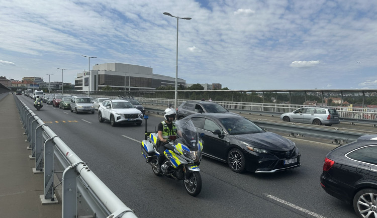 Policie pruh kontroluje.