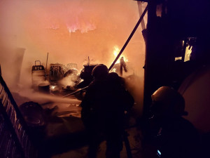 Požár pneuservisu zaměstnal v noci pražské hasiče