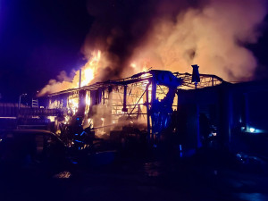 Požár pneuservisu zaměstnal v noci pražské hasiče