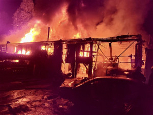 Požár pneuservisu zaměstnal v noci pražské hasiče