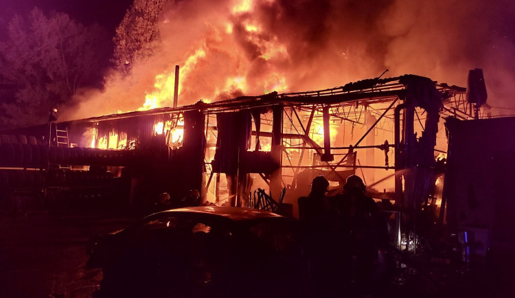 Požár pneuservisu zaměstnal v noci pražské hasiče.