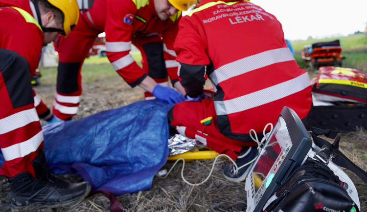 Motokrosový závod na Bruntálsku skončil vážným zraněním, zasahoval vrtulník