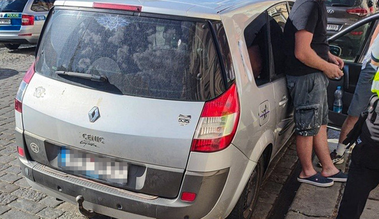 Malý problém odhalil u ledově klidného motoristy mnohem závažnější potíže