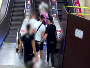 VIDEO: Stanice Staroměstská zůstává zavřená. Kvůli požáru eskalátoru hledá policie dva muže