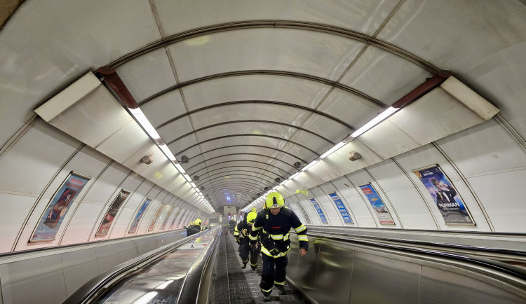 Požár eskalátoru ve stanici Staroměstská. Evakuováno bylo 80 lidí.