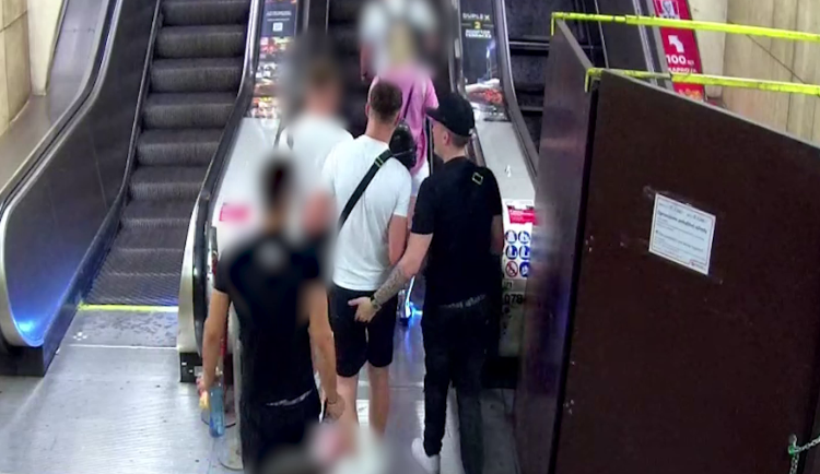 Stanice Staroměstská zůstává zavřená. Kvůli požáru eskalátorů hledá policie dva muže